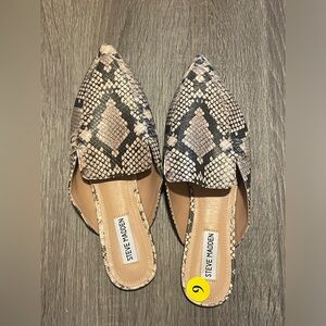 Steve Madden Black and White Snakeskin patterned mules- size 8.5